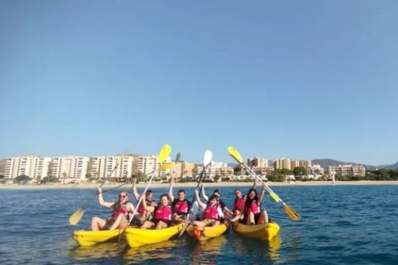Grupo posando en kayak frente a la costa de Villajoyosa.