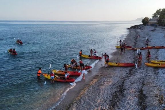 Grupo regresando a Playa Paraíso al finalizar la ruta en kayak por Villajoyosa.