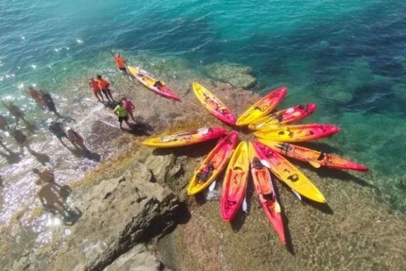 Vista aérea de los kayaks durante una parada en una cala de Villajoyosa.
