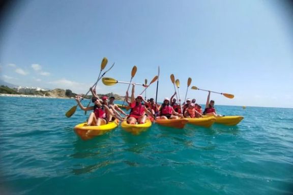 Grupo celebrando la ruta en kayak por las calas de Villajoyosa.