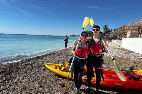 Participantes preparados para comenzar la ruta en kayak desde Playa Paraíso.