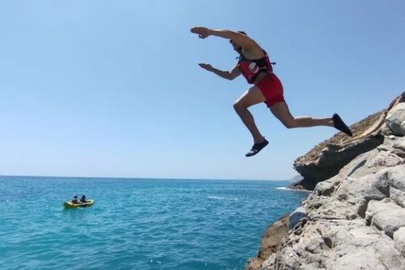 Salto al mar durante la ruta en kayak por las calas de Villajoyosa.