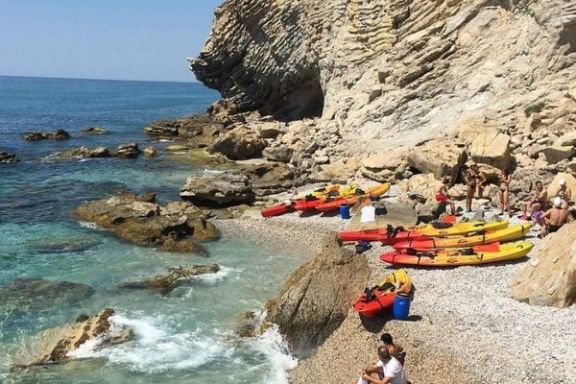 Kayaks varados en una pequeña cala durante la ruta guiada por las calas de Villajoyosa.