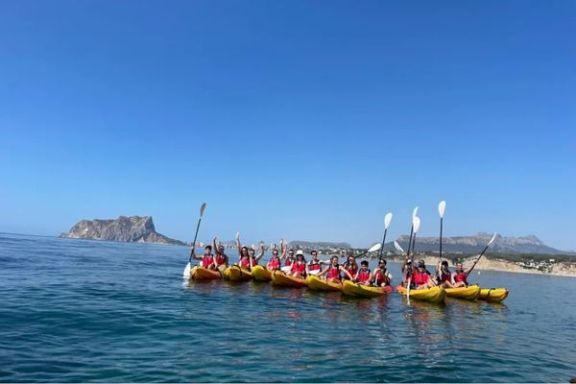 Grupo posando en kayak frente a Cap Blanc durante la excursión guiada desde Moraira
