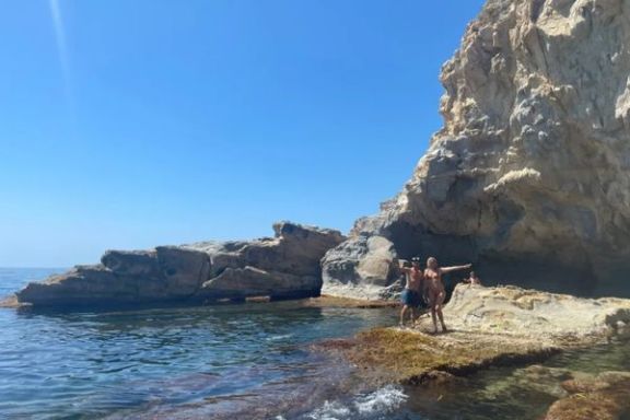 Participantes durante una parada en los acantilados de Cap Blanc durante la excursión en kayak