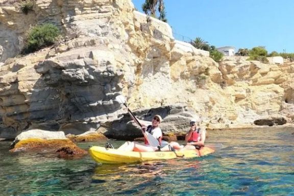 Pareja disfrutando de la ruta en kayak junto a los acantilados de Cap Blanc