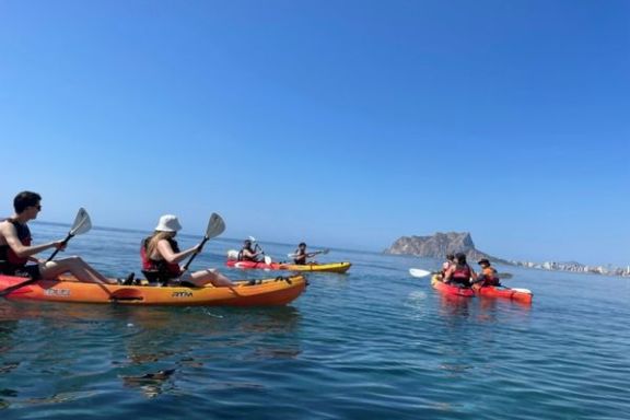 Grupo navegando en kayak frente a Cap Blanc durante la ruta guiada desde Moraira