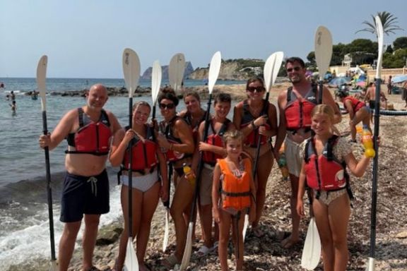 Grupo preparado para comenzar la ruta guiada en kayak desde Moraira