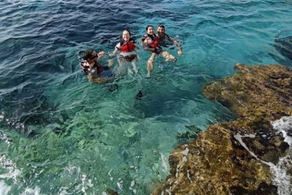 Grupo disfrutando de un baño en una cala durante la excursión en kayak