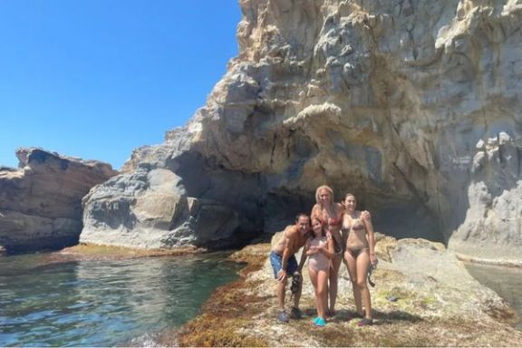 Participantes posando durante una parada de la ruta en kayak por Moraira