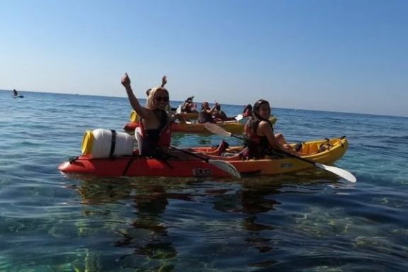 Participantes posando durante una parada de la ruta en kayak por Moraira