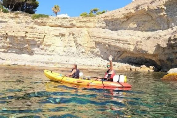 Pareja navegando en kayak junto a los acantilados de Cap Blanc