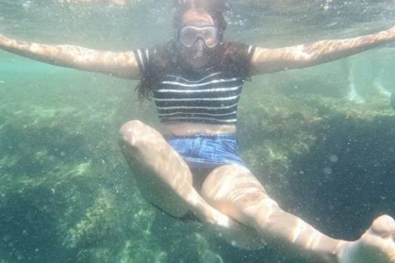 Participante practicando snorkel en las aguas cristalinas de Moraira
