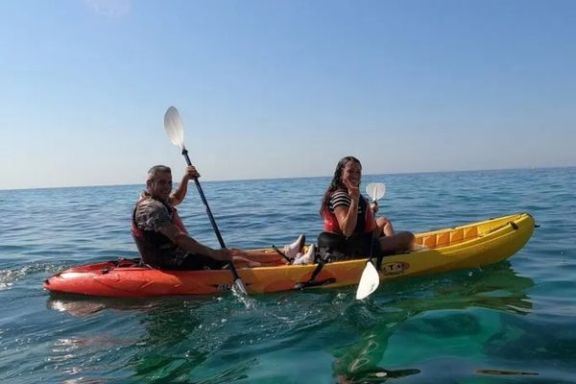 Pareja navegando en kayak por la costa de Moraira