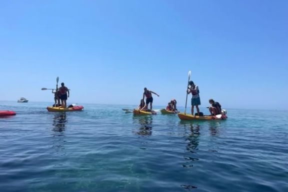 Participantes realizando un salto al mar durante la excursión en kayak