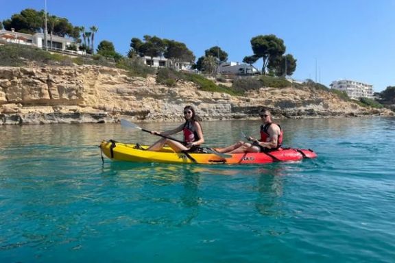 Pareja disfrutando de la ruta en kayak frente a la costa de Moraira