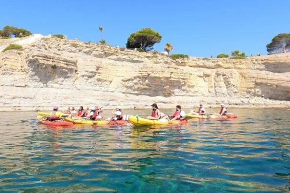 Grupo navegando en kayak junto a los acantilados de Cap Blanc