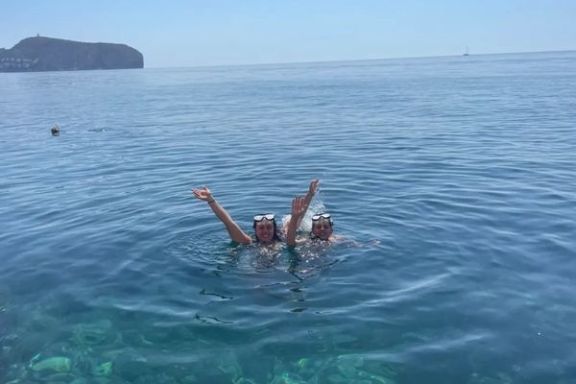 Participantes disfrutando de una parada para hacer snorkel en aguas cristalinas