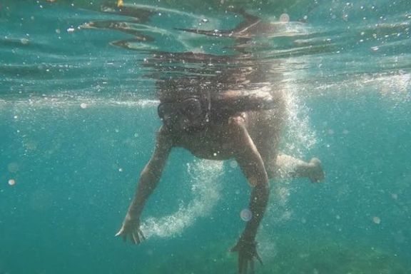 Participante practicando snorkel durante la ruta en kayak desde Moraira