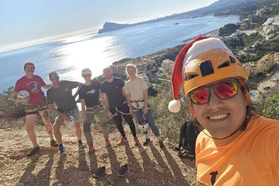 Grupo de participantes y técnico de Alicante Aventura tras una jornada de escalada en el entorno del Morro de Toix.