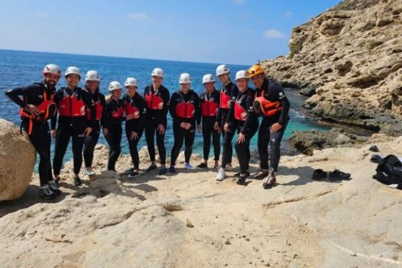 Grupo de participantes y guías durante una experiencia de coasteering en Alicante