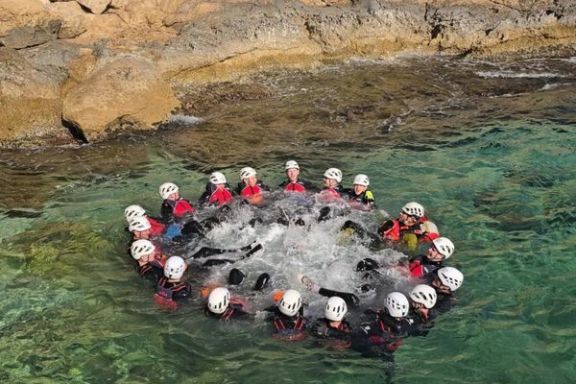 Grupo disfrutando de una actividad acuática durante una ruta de coasteering