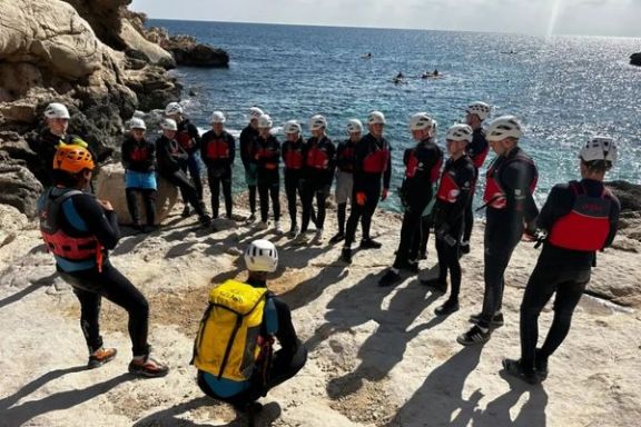 Guía dando indicaciones al grupo antes de comenzar la actividad de coasteering