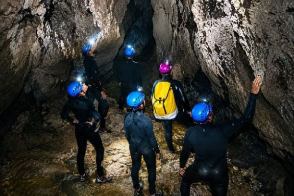 Grupo de participantes equipado para recorrer el Túnel del Sumidor