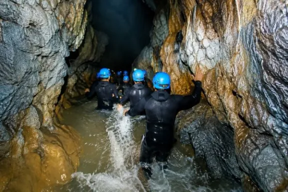 Participantes avanzando por una galería acuática del Túnel del Sumidor