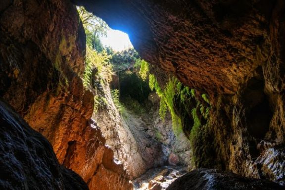 Entrada al Túnel del Sumidor, cueva acuática situada en Vallada