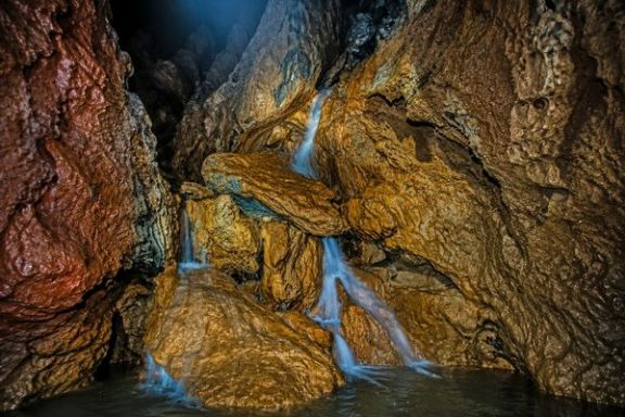 Agua y formaciones rocosas en el interior del Túnel del Sumidor