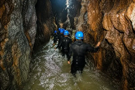 Entrada al Túnel del Sumidor, cueva acuática situada en Vallada