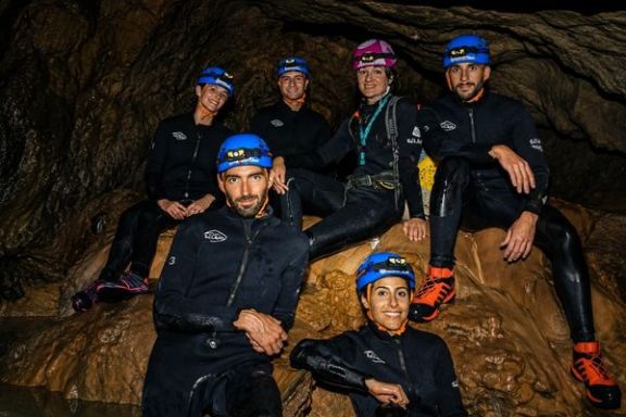 Grupo practicando espeleología acuática en el Túnel del Sumidor de Vallada
