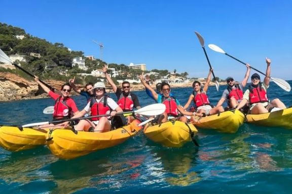 Participantes disfrutando de una ruta en kayak junto a la costa de Dénia