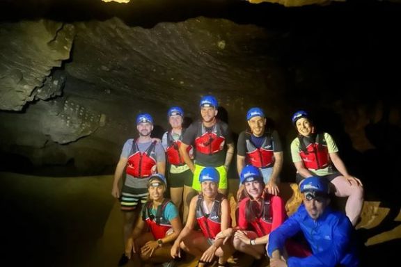 Grupo de participantes explorando las galerías interiores de la Cova Tallada