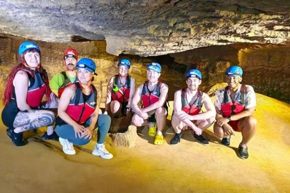 Grupo de participantes durante la visita guiada al interior de la Cova Tallada