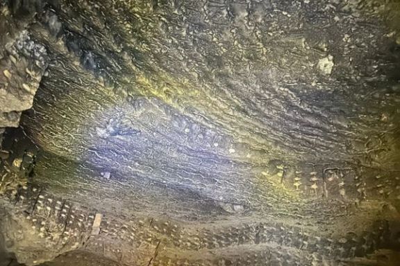 Marcas de extracción de piedra tosca en el techo de la Cova Tallada