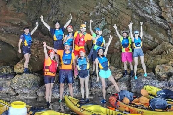 Grupo de participantes en el interior de la Cova Tallada durante la ruta en kayak desde Dénia