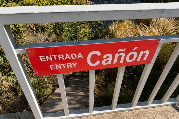 Cartel de entrada al Cañón del Mascarat que indica el acceso al punto de encuentro del puenting.