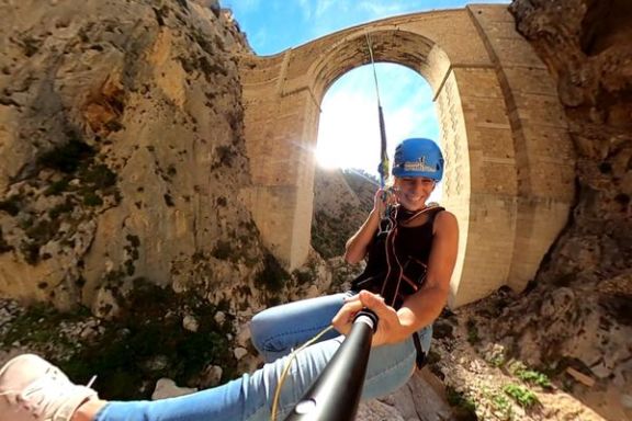 Salto de puenting en Mascarat con el viaducto histórico al fondo.