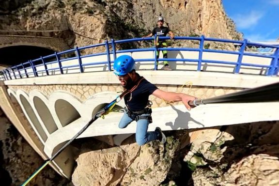 Salto de puenting en Mascarat supervisado por un guía especializado.