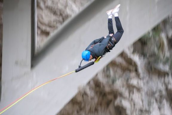Participante suspendido durante un salto de puenting en Mascarat.
