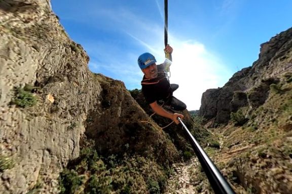Participante realizando puenting en Mascarat sobre el Barranco del Mascarat.
