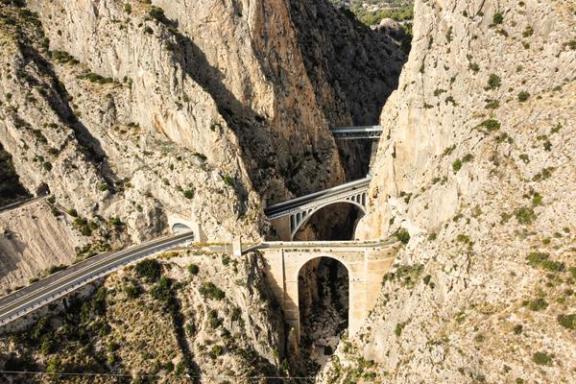 Vista aérea del puente de Mascarat donde se realiza la actividad de puenting.