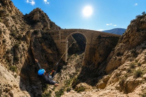 Persona haciendo puenting en Mascarat junto al puente del Barranco del Mascarat.