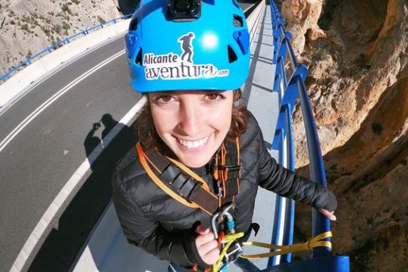 Participante preparada para hacer puenting en Mascarat antes del salto.