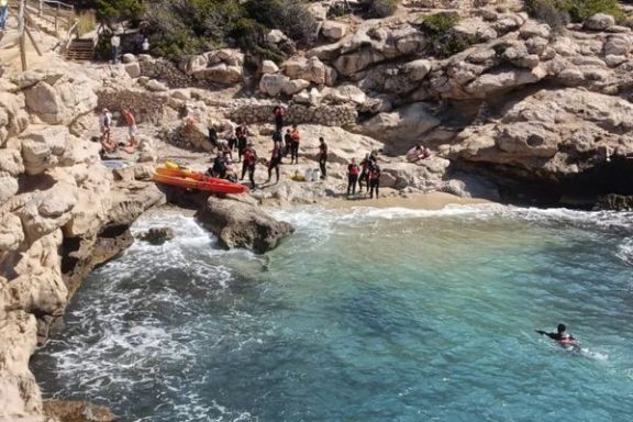 Grupo de participantes durante una parada de la ruta en kayak en una cala