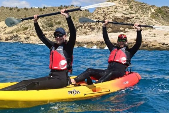 Pareja disfrutando de la excursión en kayak hasta la Torre del Aguiló