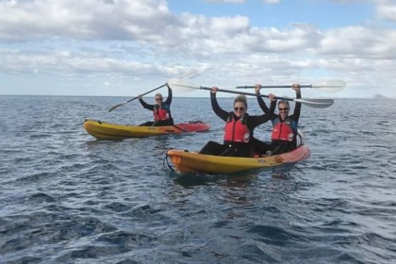 Grupo de participantes disfrutando de la ruta en kayak por la costa de Villajoyosa