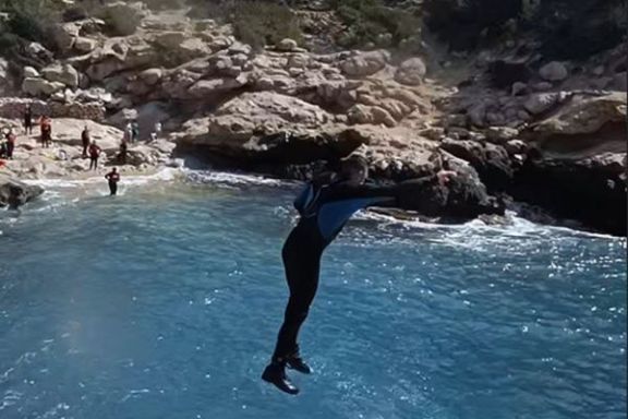 Participante realizando un salto al mar durante la excursión en kayak